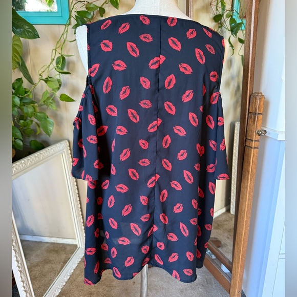 Torrid Plus Size 3X Black & Red Lips Georgette Cold Shoulder Blouse - Picture 5 of 12